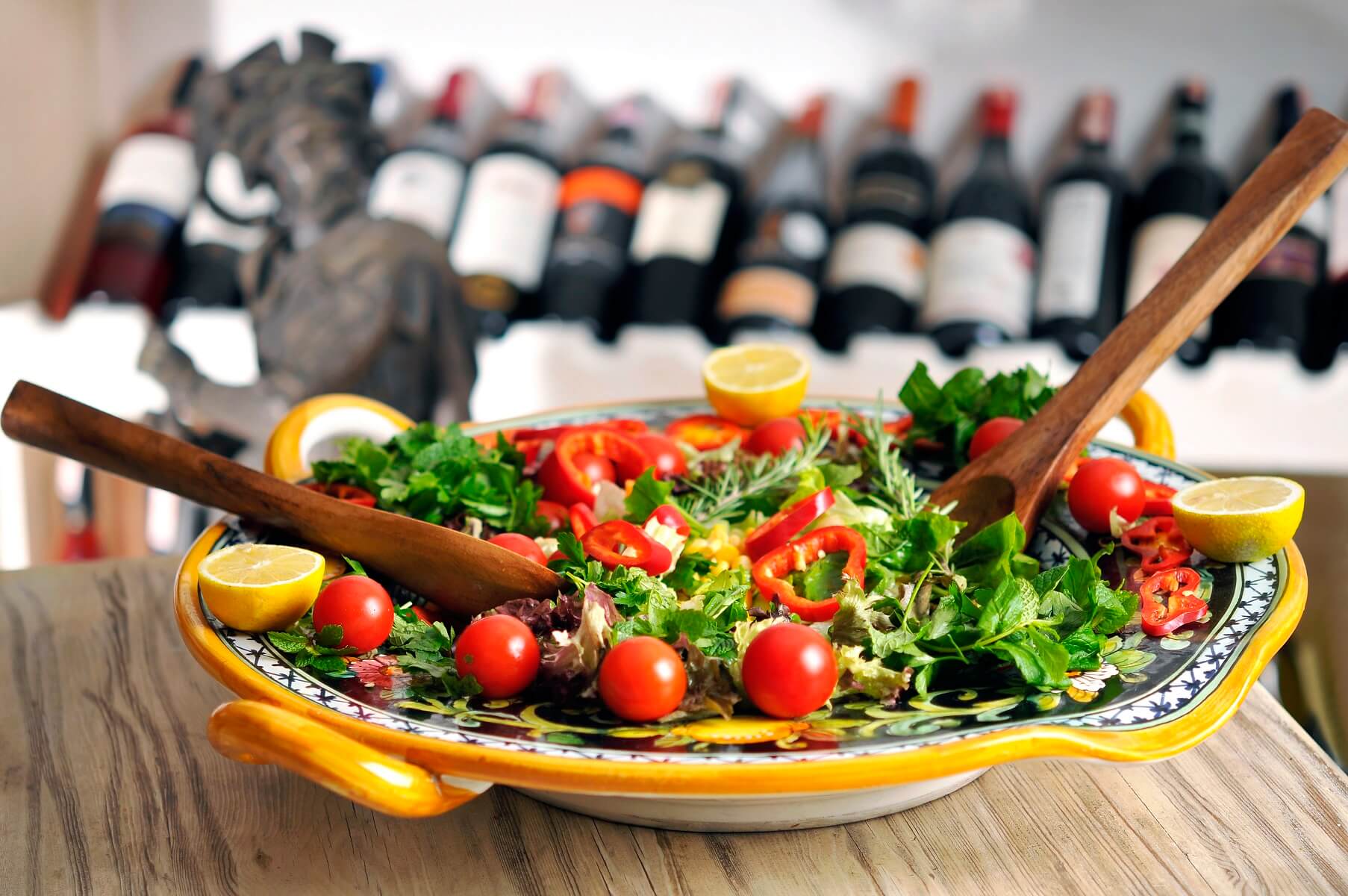 Top Salad and Wine Pairings for Picnic Perfection